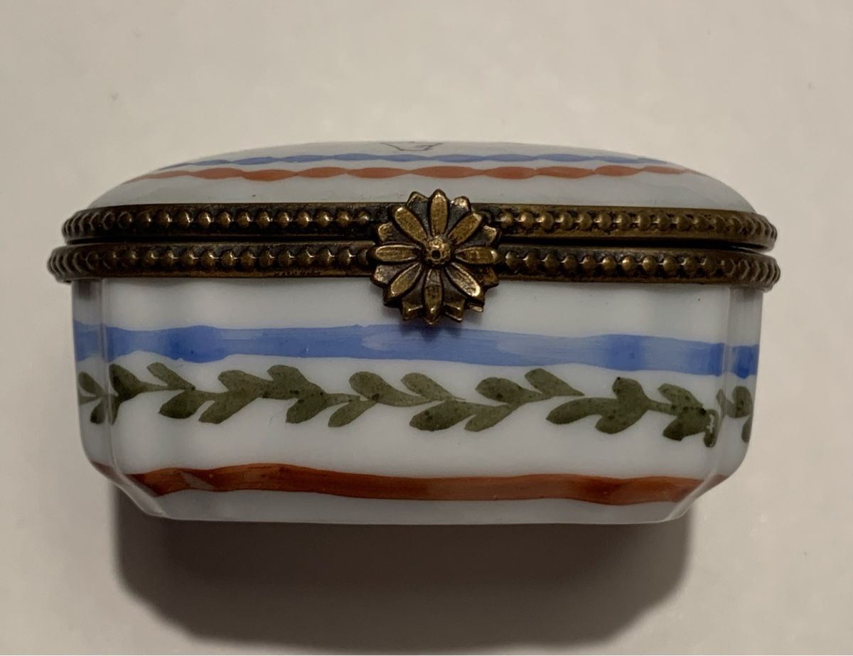 Sonstige Kosmetik & Pflege: Boîte à pilules en porcelaine – Gebraucht aus Veytaux von Latourelle 1