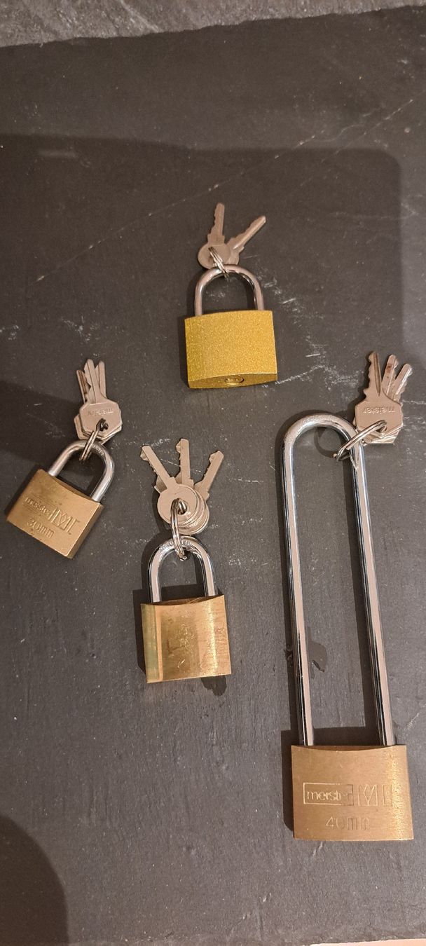 Lucchetti: Vorhängeschloss Set mit Schluesseln 4 Stk. gebraucht. – Usato da Wolfenschiessen venduto da ren_j9zt