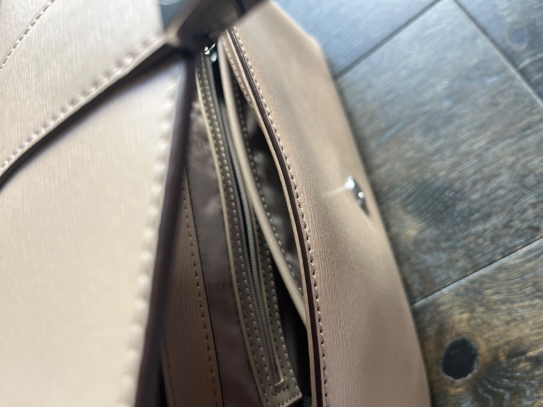 DKNY Taschen für Damen: Sac DKNY cuir beige – Gebraucht aus Posieux von evs_57x2 2