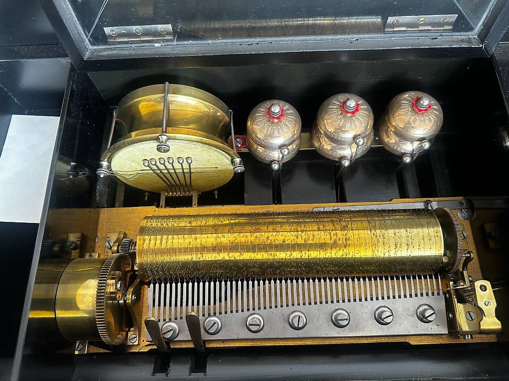 Carillon: Schweizer Walzenspieldose mit Glocken und Trommeln – Usato da Zürich venduto da cos_2bsd 1
