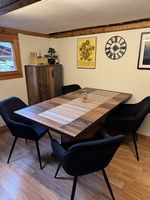 Table en bois (4-8 pers) + 4 chaise