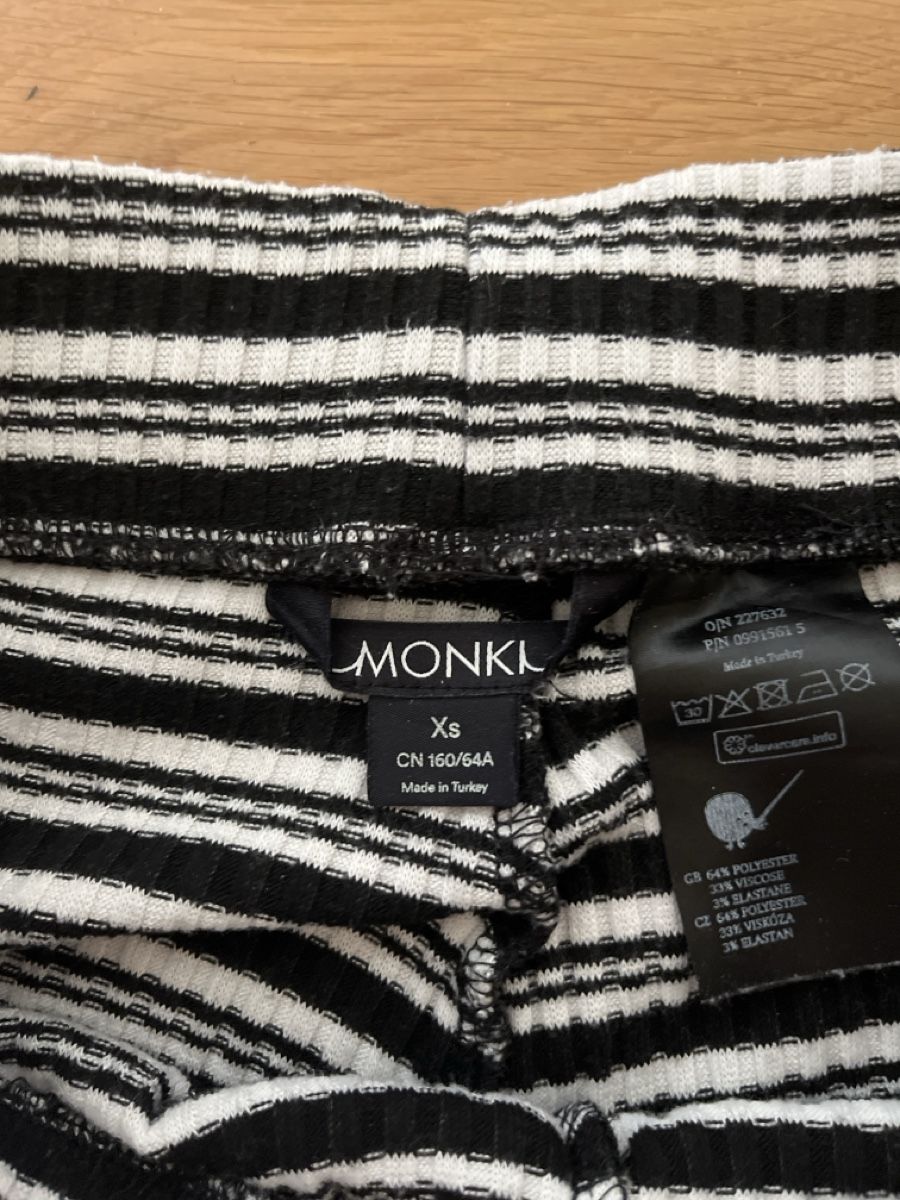 Monki Pantaloni: Coole, gestreifte Hosen – Usato da Zürich venduto da Samichlaaus 1