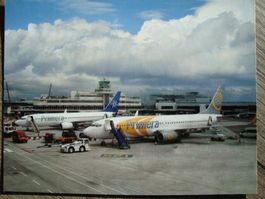 Primera Boeing 737 TF-JXF and N977RY