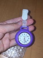 Neuwertige Schwesternuhr (QUARTZ), violette/lila