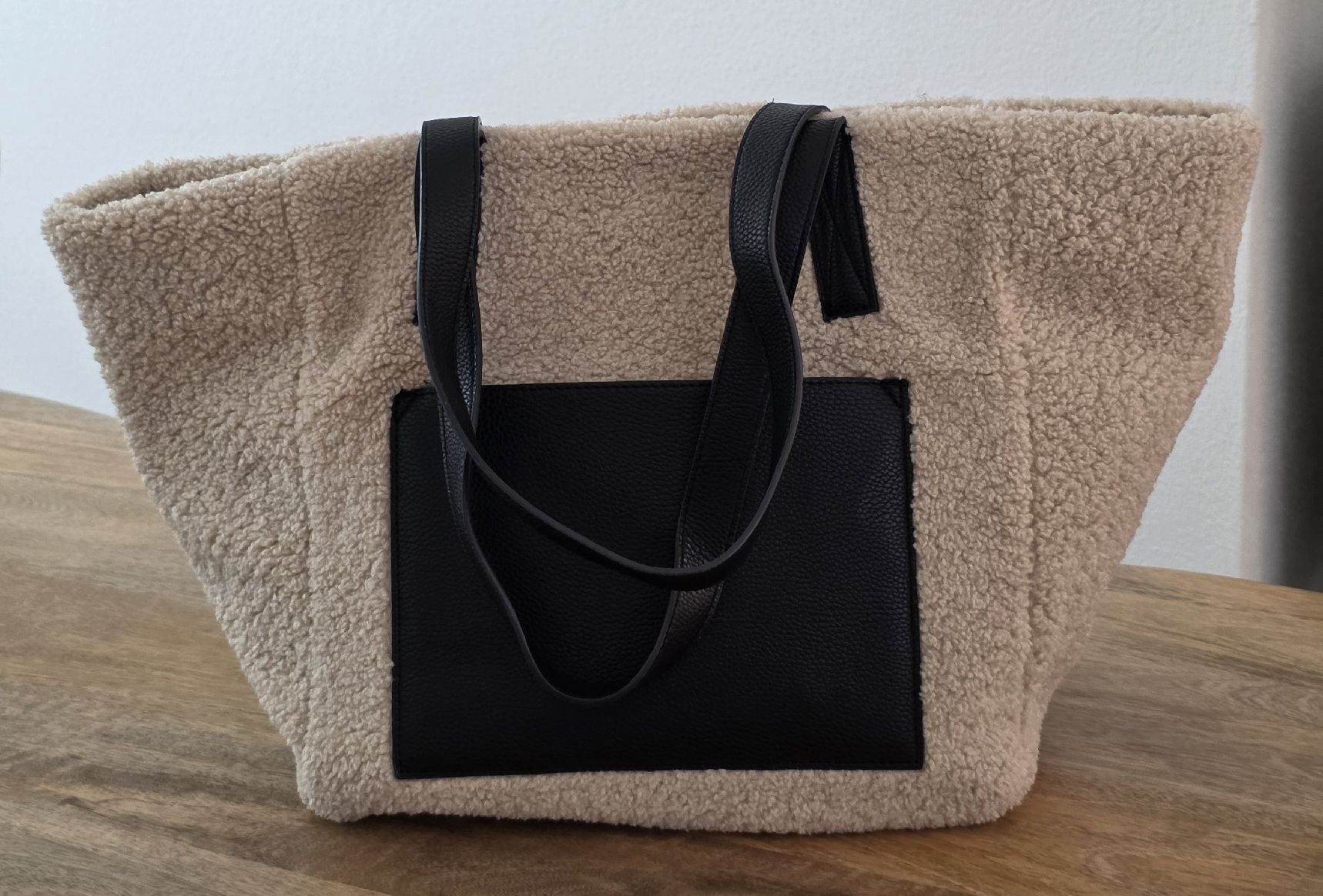 Taschen für Damen: Tasche Schopper  Lammfellimitat beige   neuwertig – Neu (gemäss Beschreibung) aus Rheinsulz von Gilea
