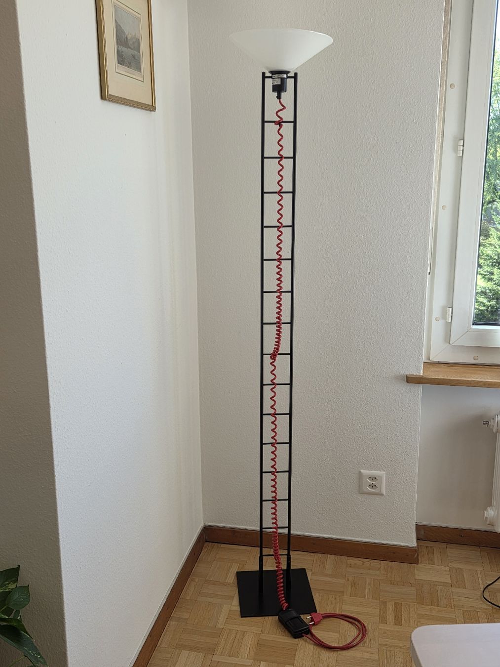 Lampen: Stehlampe schwarz mit rotem Kabel – Gebraucht aus Allschwil von Puellula