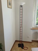 Stehlampe schwarz mit rotem Kabel