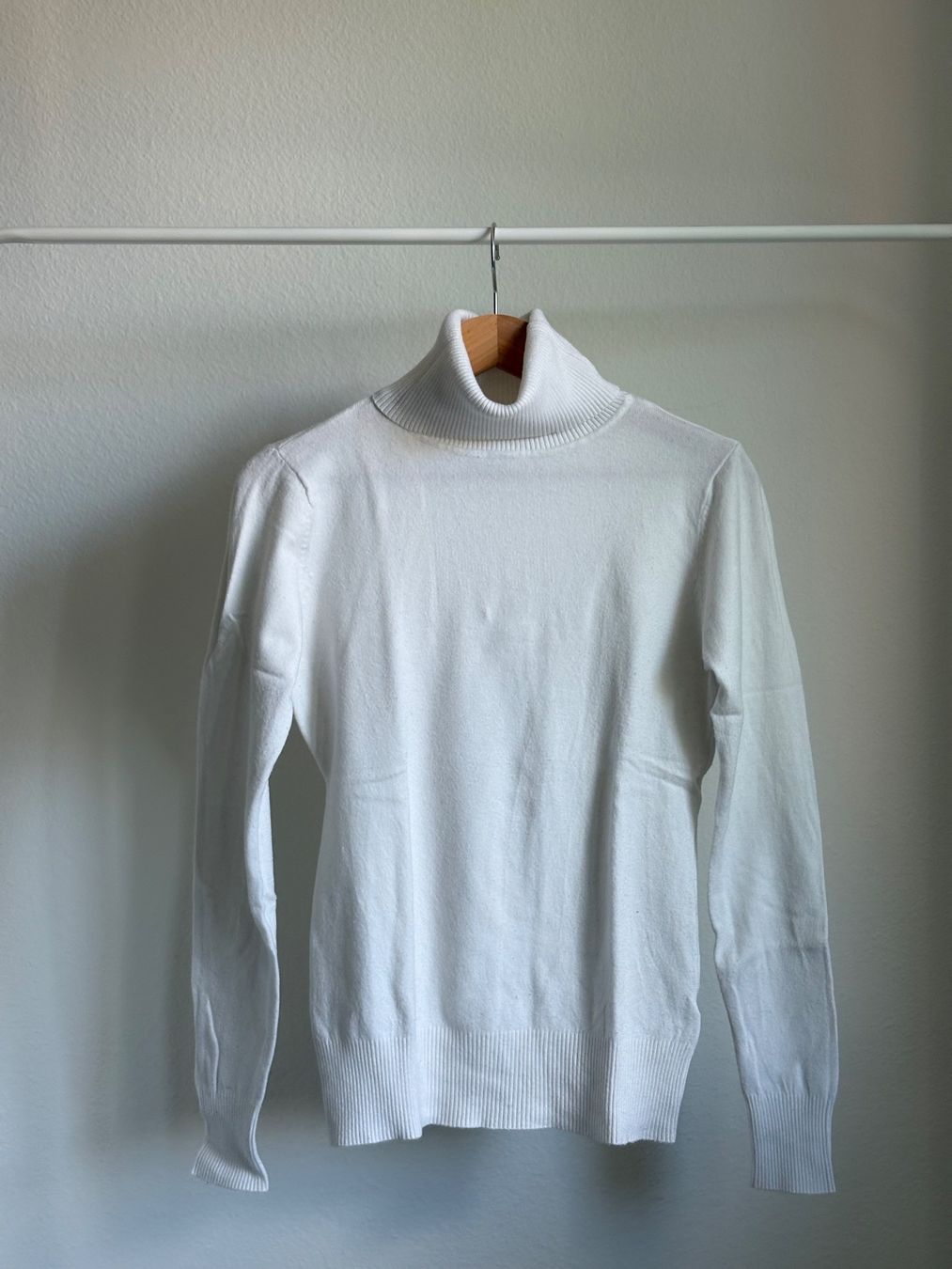 Pulls & Sweat-shirts: weisse Dolcevita – D'occasion à Zürich par bbbggg