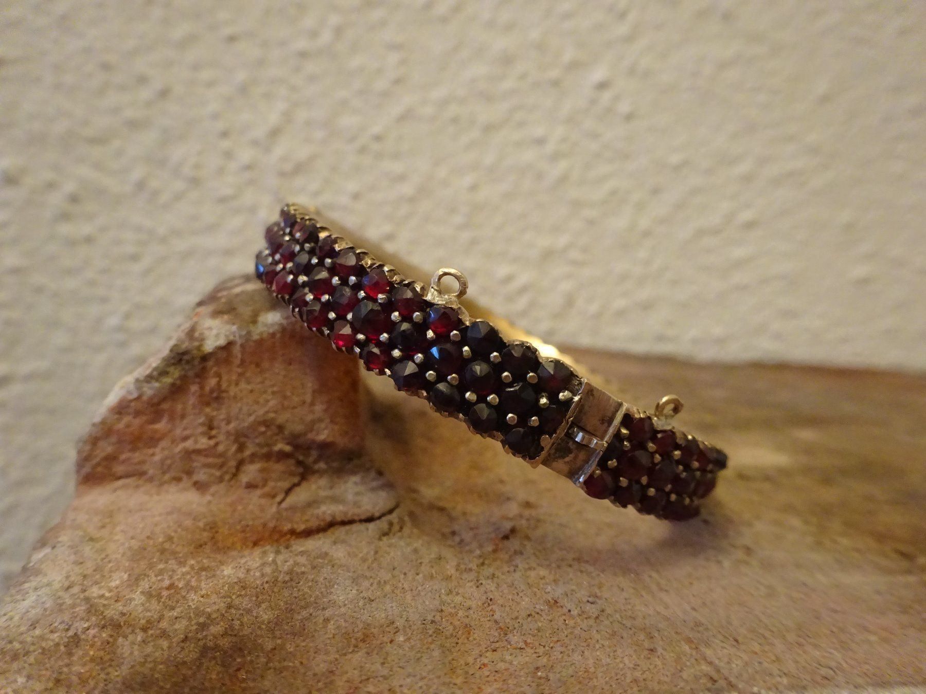 Bracciali & Braccialetti: Antiker Armreif Granat / Mineralien – Usato da Esslingen venduto da FetteSchnecke 1