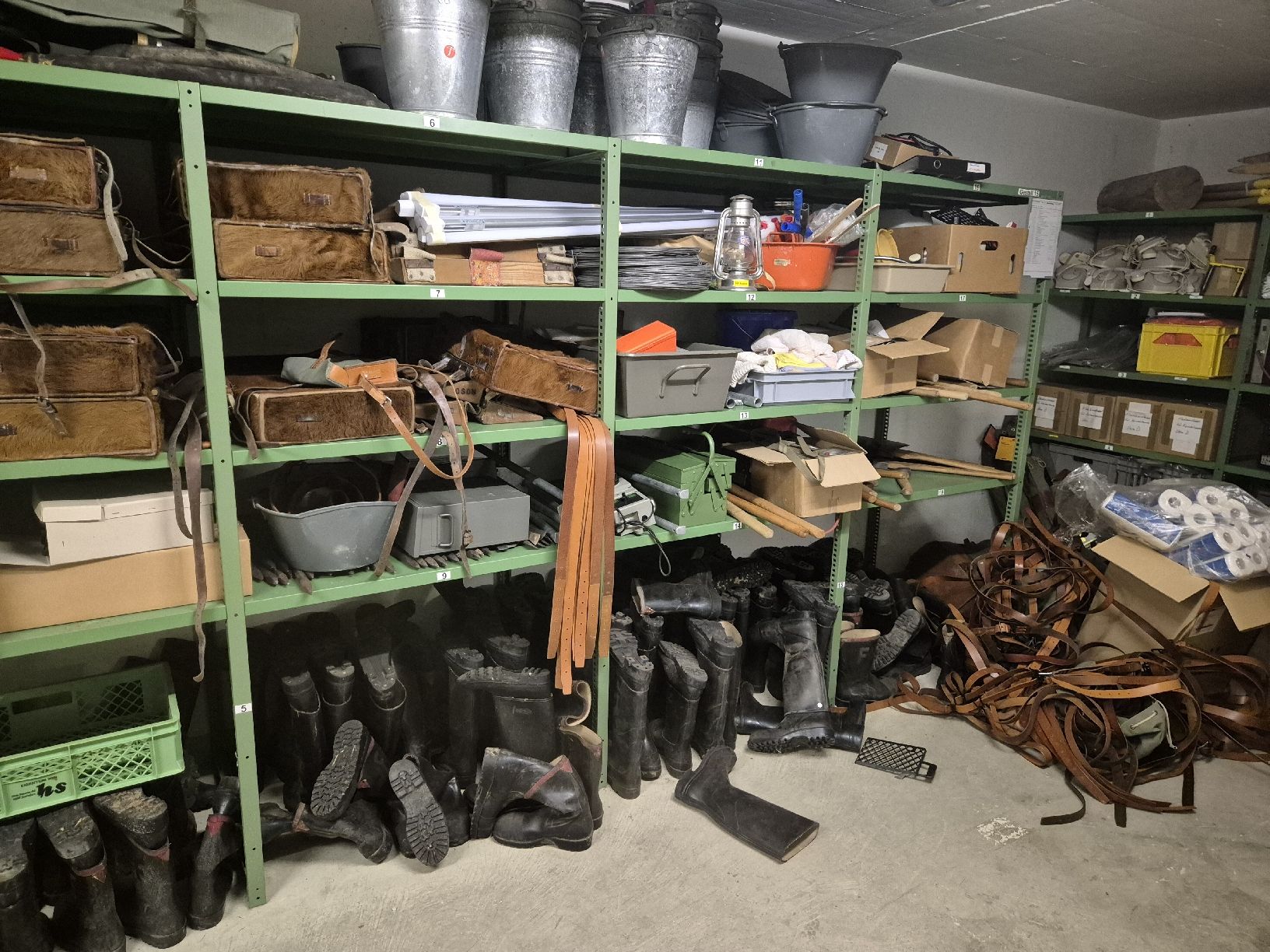 Armée suisse Tous les outils: Diverses Zivilschutzmaterial – D'occasion à Spreitenbach par molotov02 1