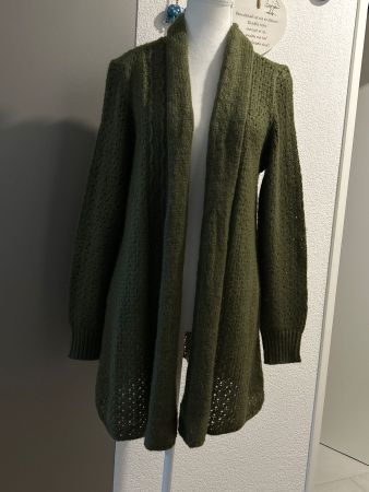 Lange Strickjacke olivgrüne von bpc selection Gr. 40/42