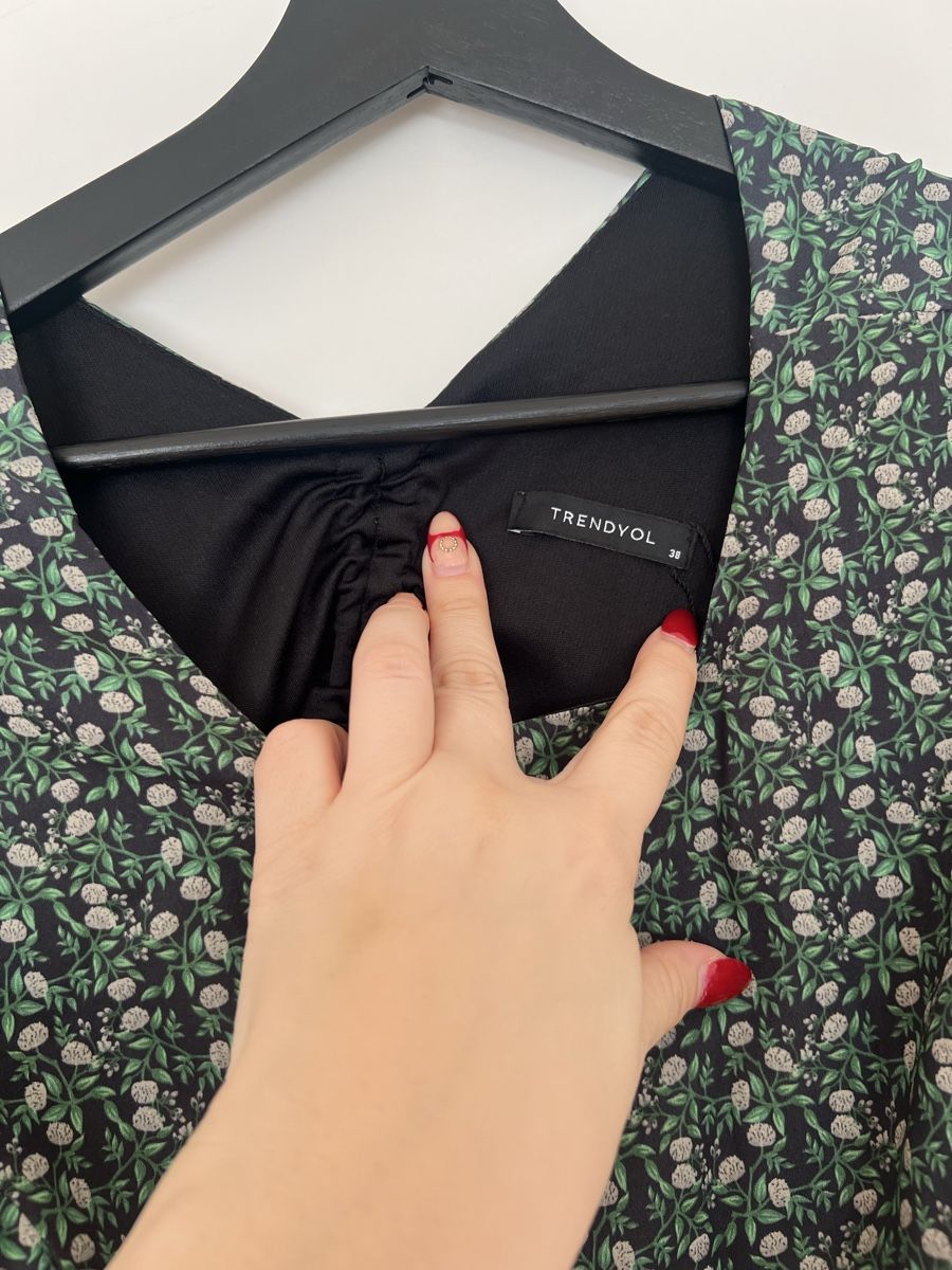 Kleider: Trendyol Kleid mit Blumenmuster, Grösse 38 - Top – Gebraucht aus Wattwil von skr_94 4