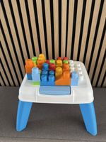 Bautisch mit Bausteinen