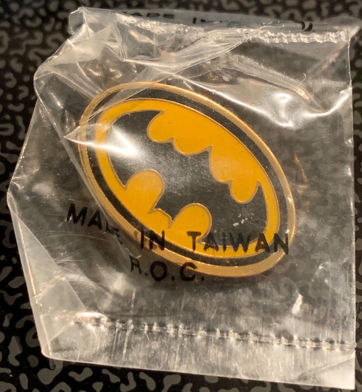 Placchette & Badge: NEU/ OV neuer Original DC Comics Batman 1984 Pin – Nuovo e nell'imballaggio originale da Auenstein venduto da mar_8mxd 1