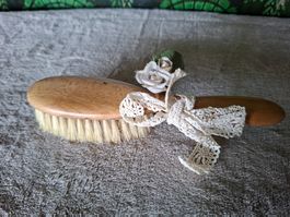 Süsse Vintage Babyhaarbürste aus Holz