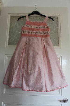 Schönes Blumenmädchen Kleid