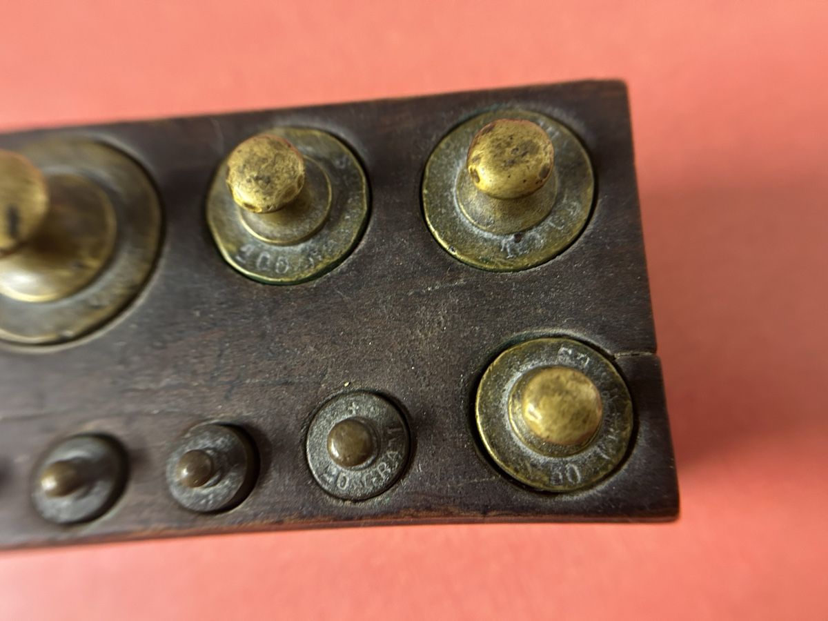 Balances et poids: Gewichtssatz Messing Holzbox gebraucht, 9  Stück. – D'occasion à Lanzenhäusern par vic63 4