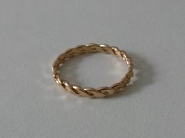 Ring goldfarbig, verschlungene Stränge rundum, U54