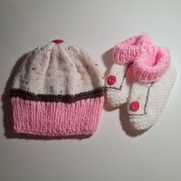 Handgestrickte Mütze und Finken "Cupcake"