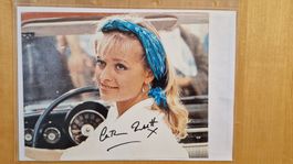 Kate Rabbett (James Bond), Original Autogramm auf Foto