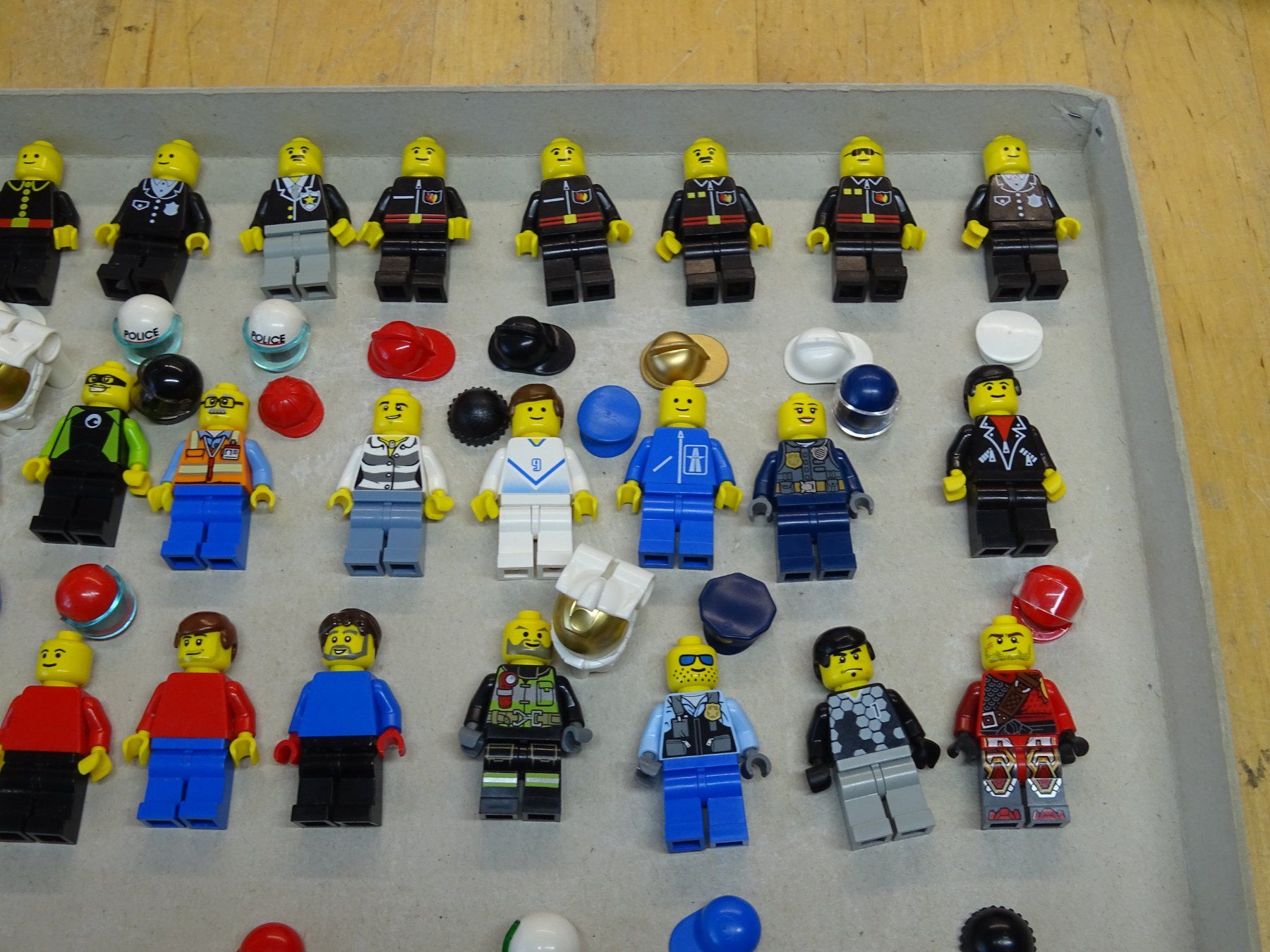 Lego Kit di costruzioni: Lego 40 x Minifigs / Männchen / 2 – Usato da Wohlen AG venduto da Bricktoys 2