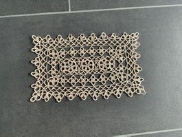 Gehäkelte Tischdecke, beige, ca. 25x15 cm, neuwertig!