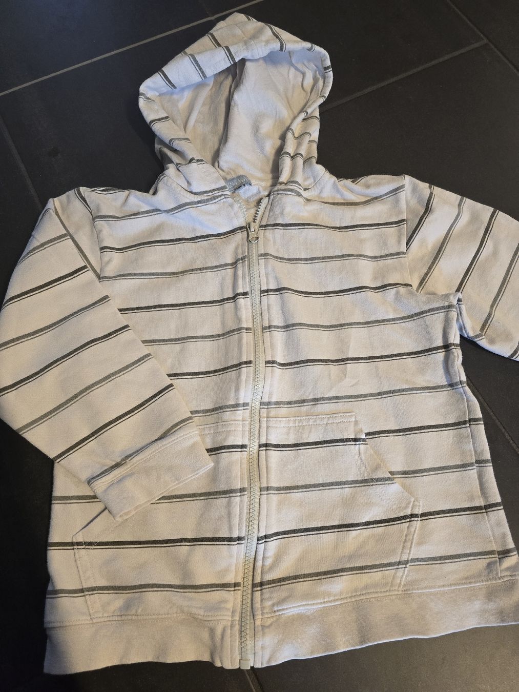 Giacche & Cappotti: Kinder-Sweatjacke Gr.128 /8A, gestreift – Usato da Unterentfelden venduto da Panda-87