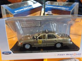 Ford Crowm Victoria  1/43 (ohne Box) First-Repons   (Box001)