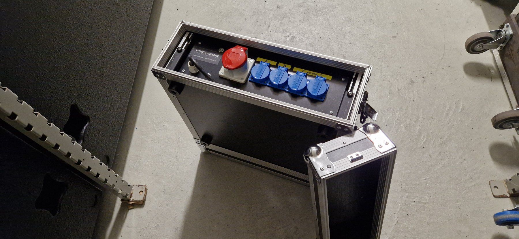 Stromzufuhr: Stromverteilung mit Case – Gebraucht aus Tagelswangen von Van-Dee 1
