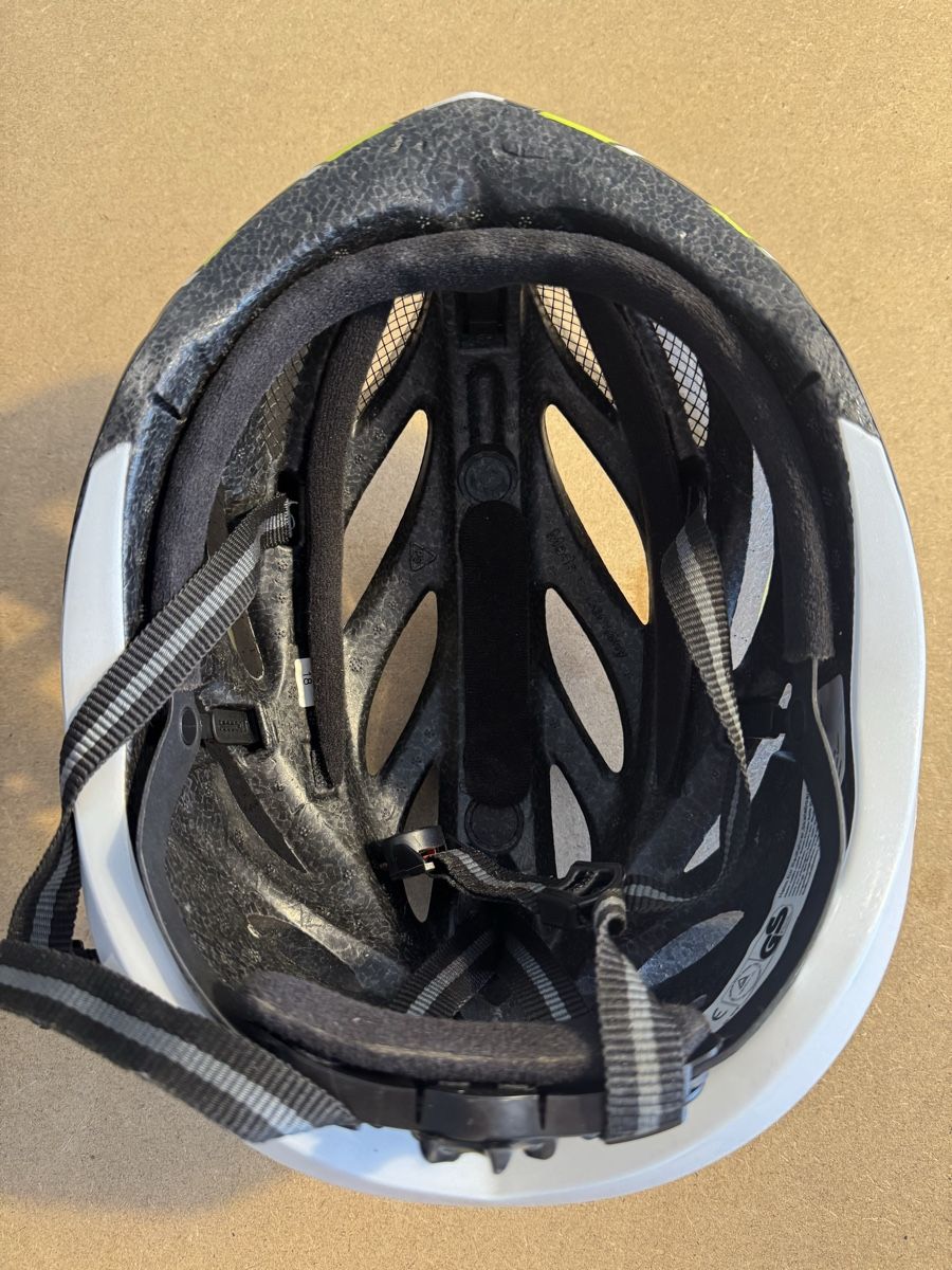 Uvex Caschi: Uvex Fahrradhelm  – Usato da Zürich venduto da mat_rw96 3