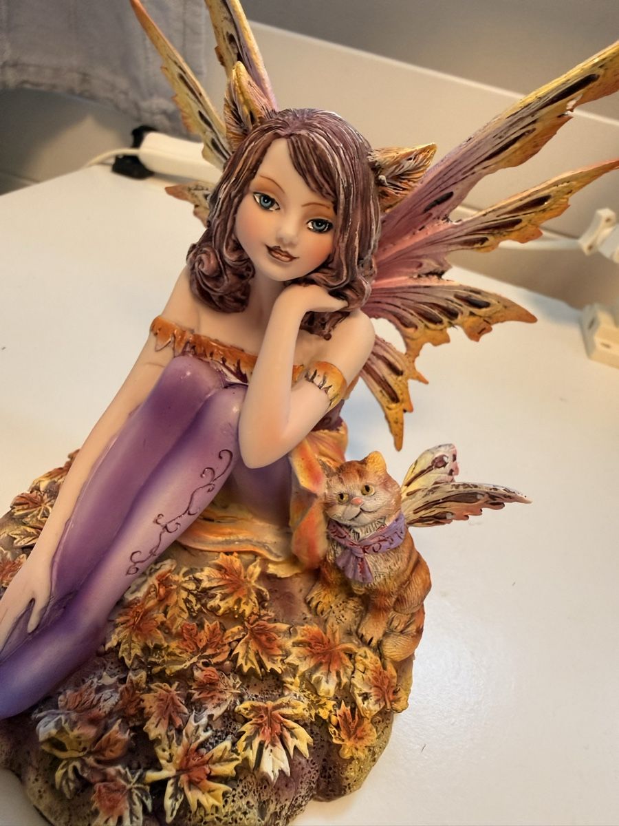 Tutte le decorazioni: Fee-Figur mit Katze Herbstfarben 20cm – Nuovo e nell'imballaggio originale da Dietikon venduto da Beni2025