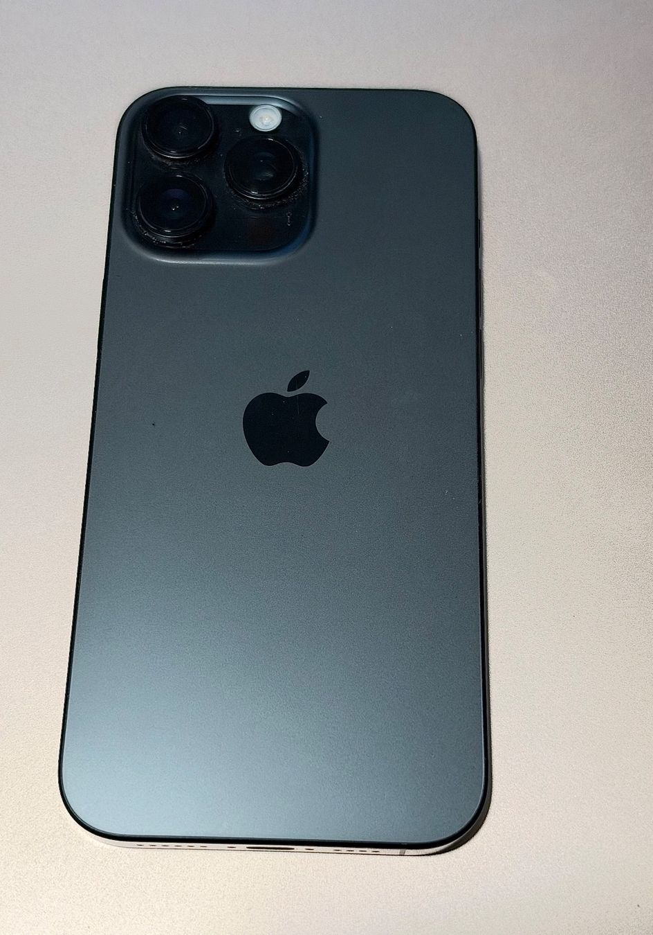 Apple Telefoni cellulari / Smartphones: IPhone 16 Pro Max  256GB  90% – Usato da Monthey venduto da ces_y9zz 1