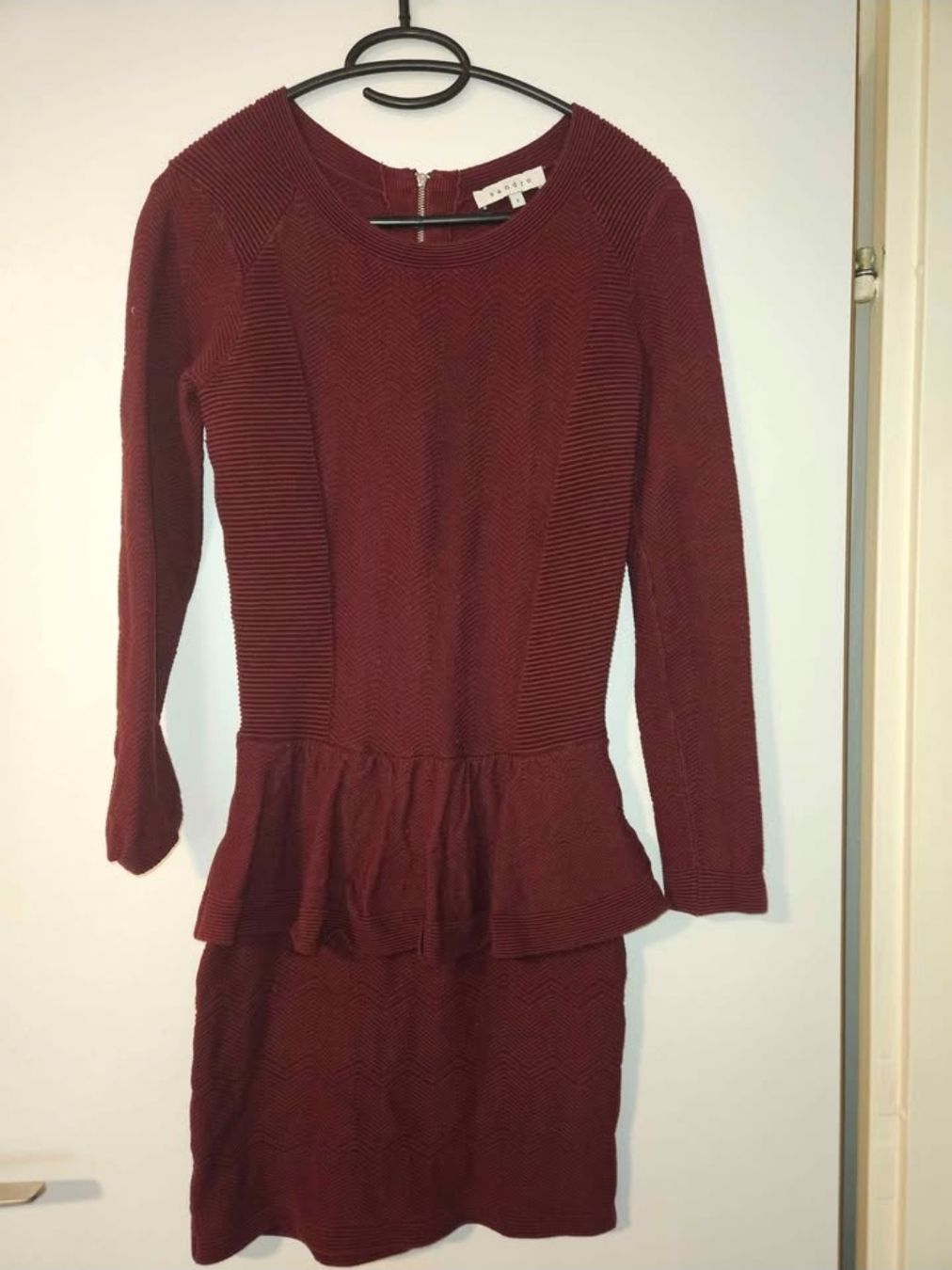 Vestiti: Strickkleid Sandro dunkelrot mit Schösschen Grösse S – Nuovo (secondo la descrizione) da Oberhasli venduto da Jennifer044