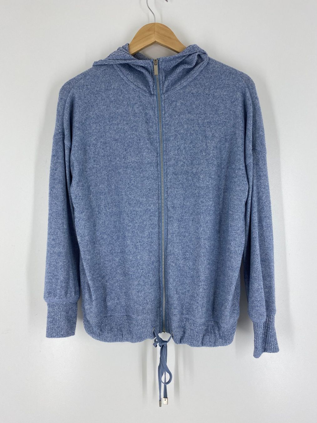 Jacken: weiche Feinstrickjacke mit Kapuze, hellblau, Grösse M – Gebraucht aus Mülligen von Chleeblatt1941