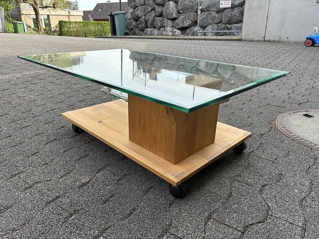 Tische: Glas Holz Tisch mit Rollen – Gebraucht aus Pfäffikon ZH von stefanschmitz