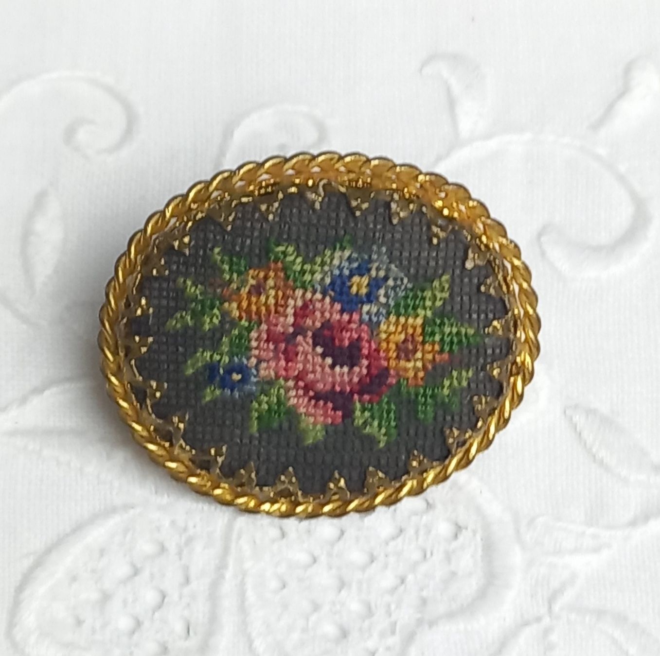 Broschen & Nadeln: Antike Petitte Pointe Brosche mit Rosen Bukett.  – Gebraucht aus Buchs AG von Dzirul 1