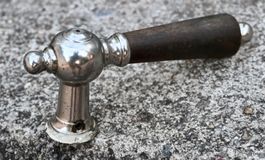 antiker Türgriff aus vernickeltem Messing und dunklem Holz