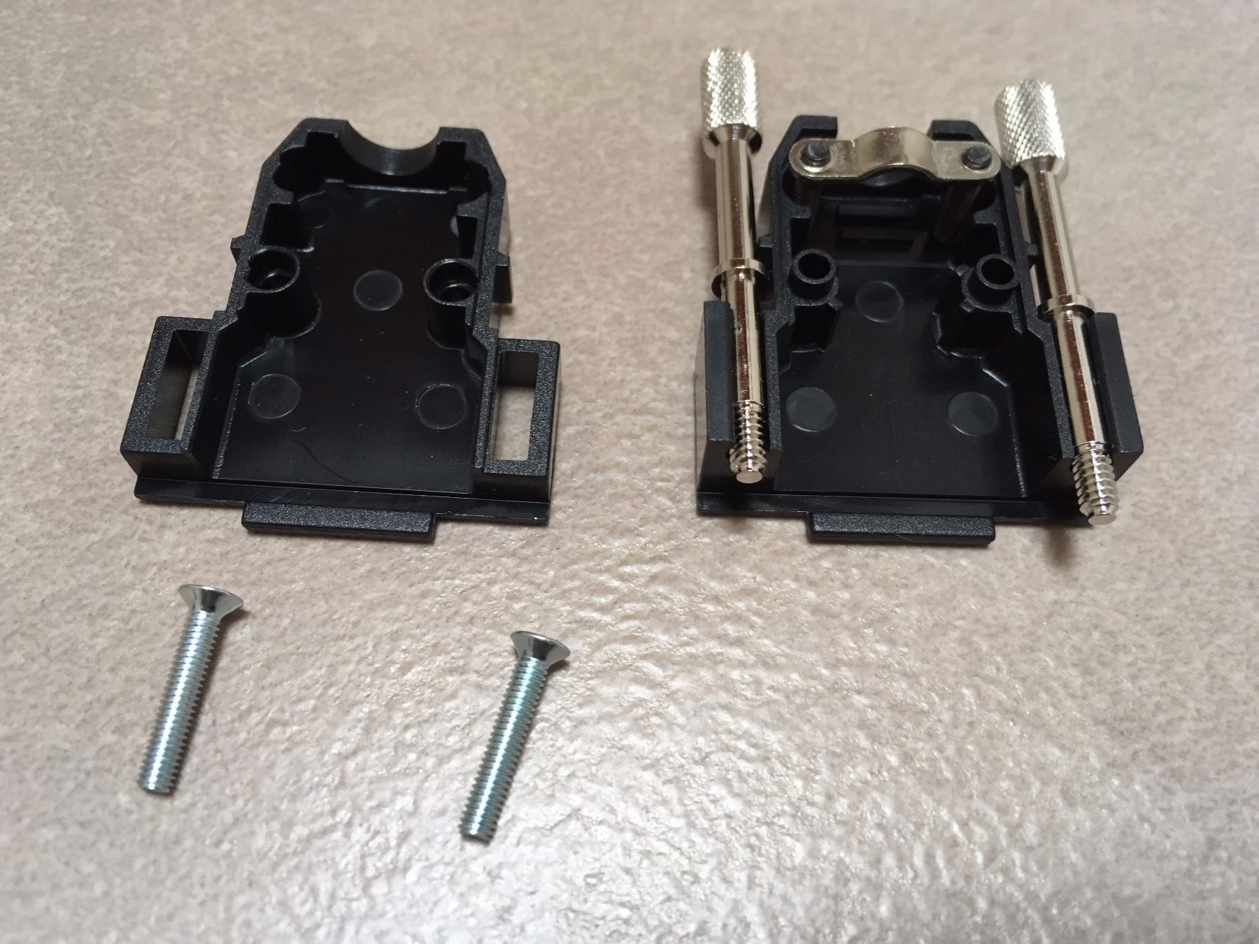 Componenti elettronici: 8x capot pr DB9 /D-Sub Haube NP60.- NEU – Nuovo e nell'imballaggio originale da La Plaine venduto da sil4555 2