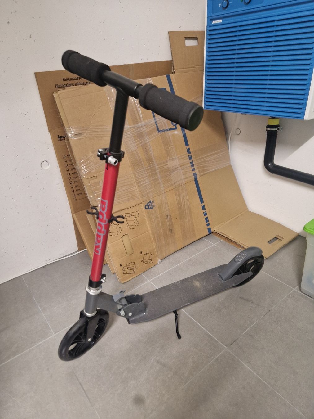 Kickboard: Tretroller Kinderroller rot grau gebraucht – Gebraucht aus Gunzwil von Jxsxf98