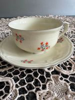 Antike Kahla-Tasse (1931–45) mit Buch „Queen“