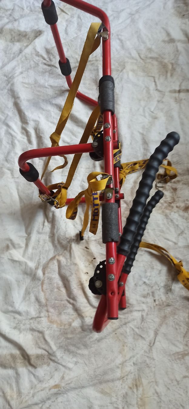 Ersatzteile: Porte-vélo rouge réglable  – Gebraucht aus Leysin von mostroboy 1