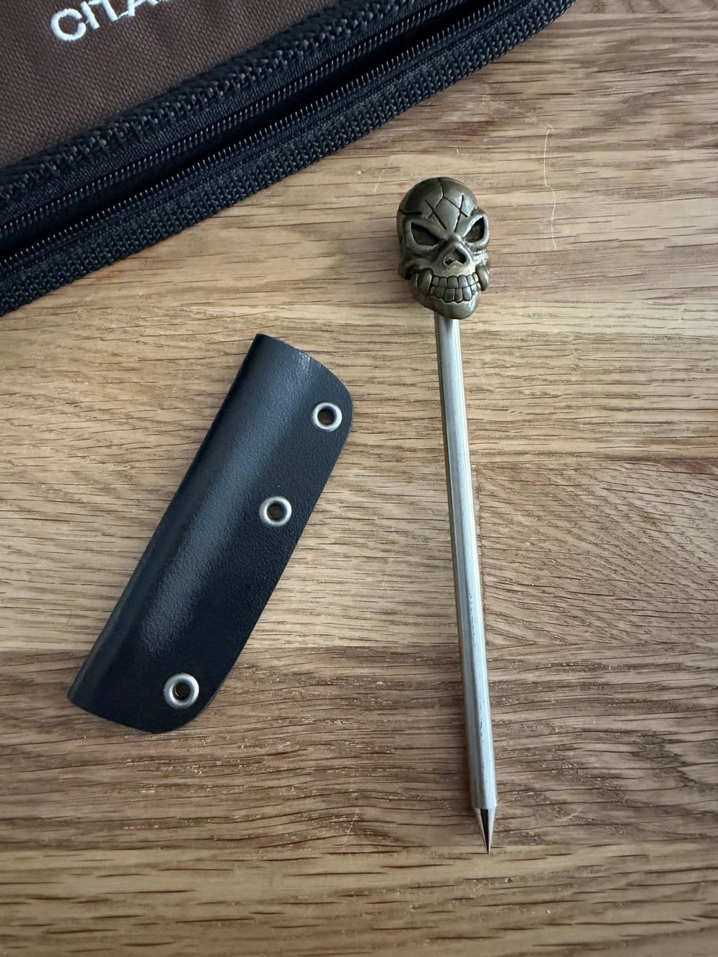 Tutti gli attrezzi: Handforged Skull Spike – Nuovo e nell'imballaggio originale da Villars-sur-Glane venduto da Dam0