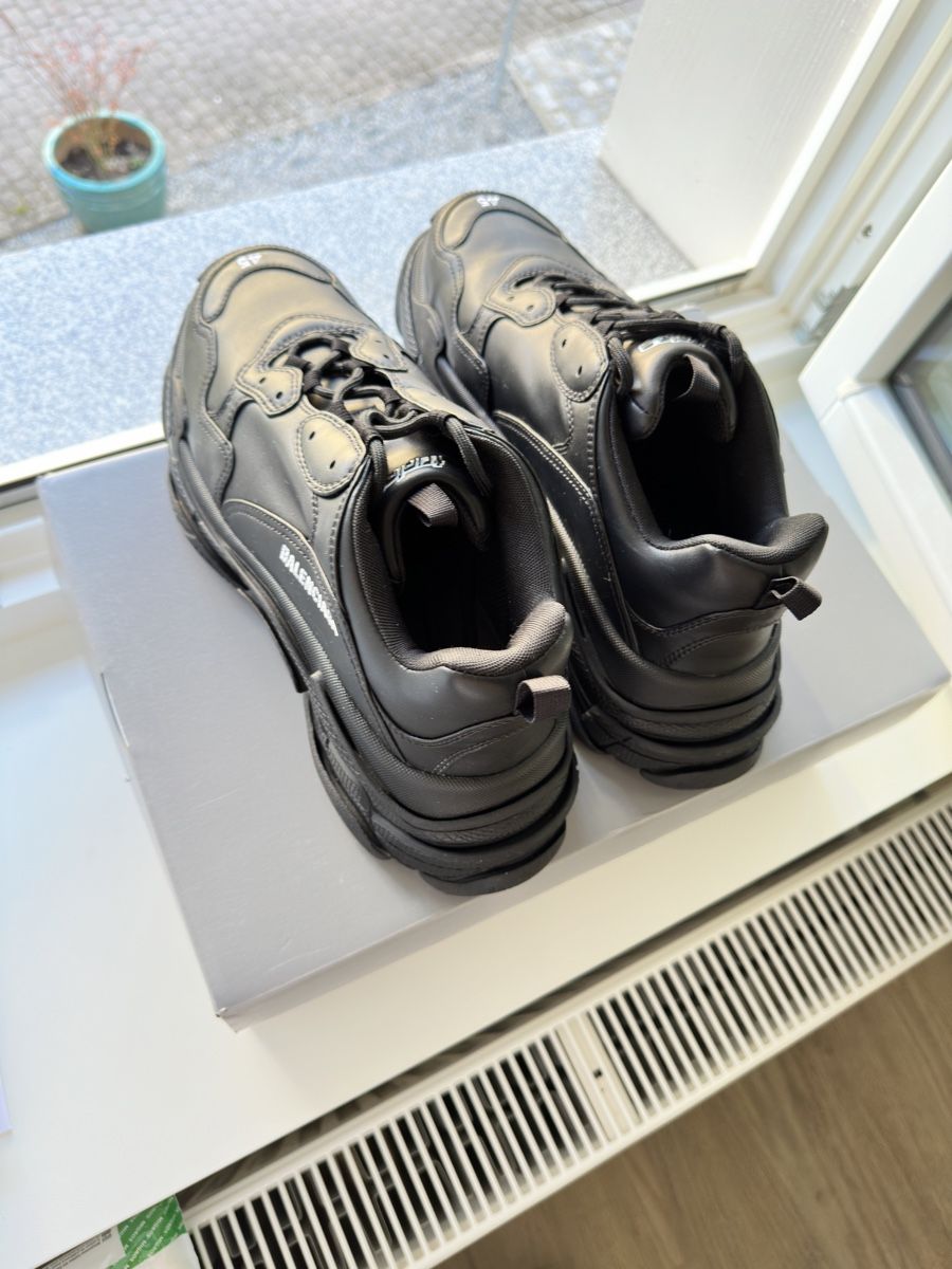 Balenciaga Herrenschuhe: Balenciaga Triple S Black Grösse 45 – Gebraucht aus Winterthur von  2
