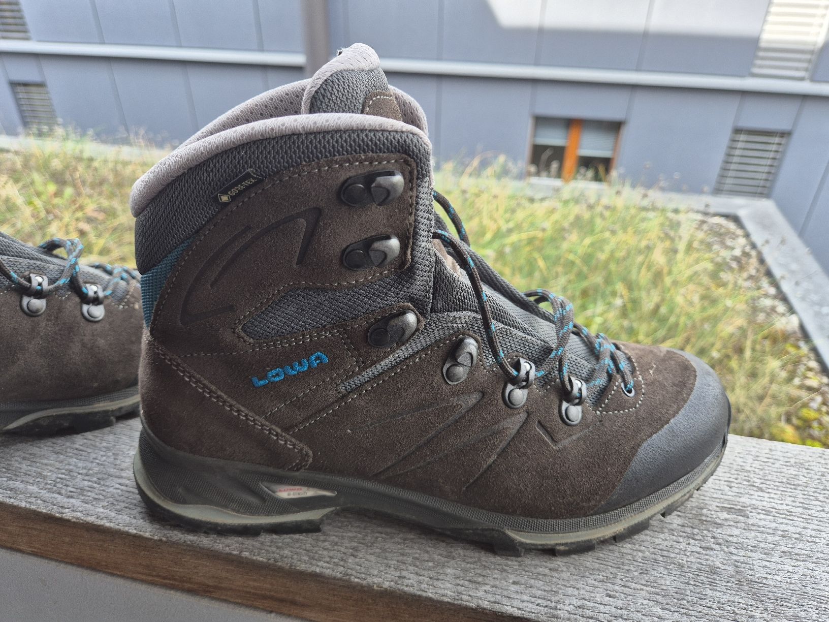 Scarpe da donna: LOWA Wander- Bergschuh Damen Anthrazit Leder – Usato da Oberdiessbach venduto da Finland1977