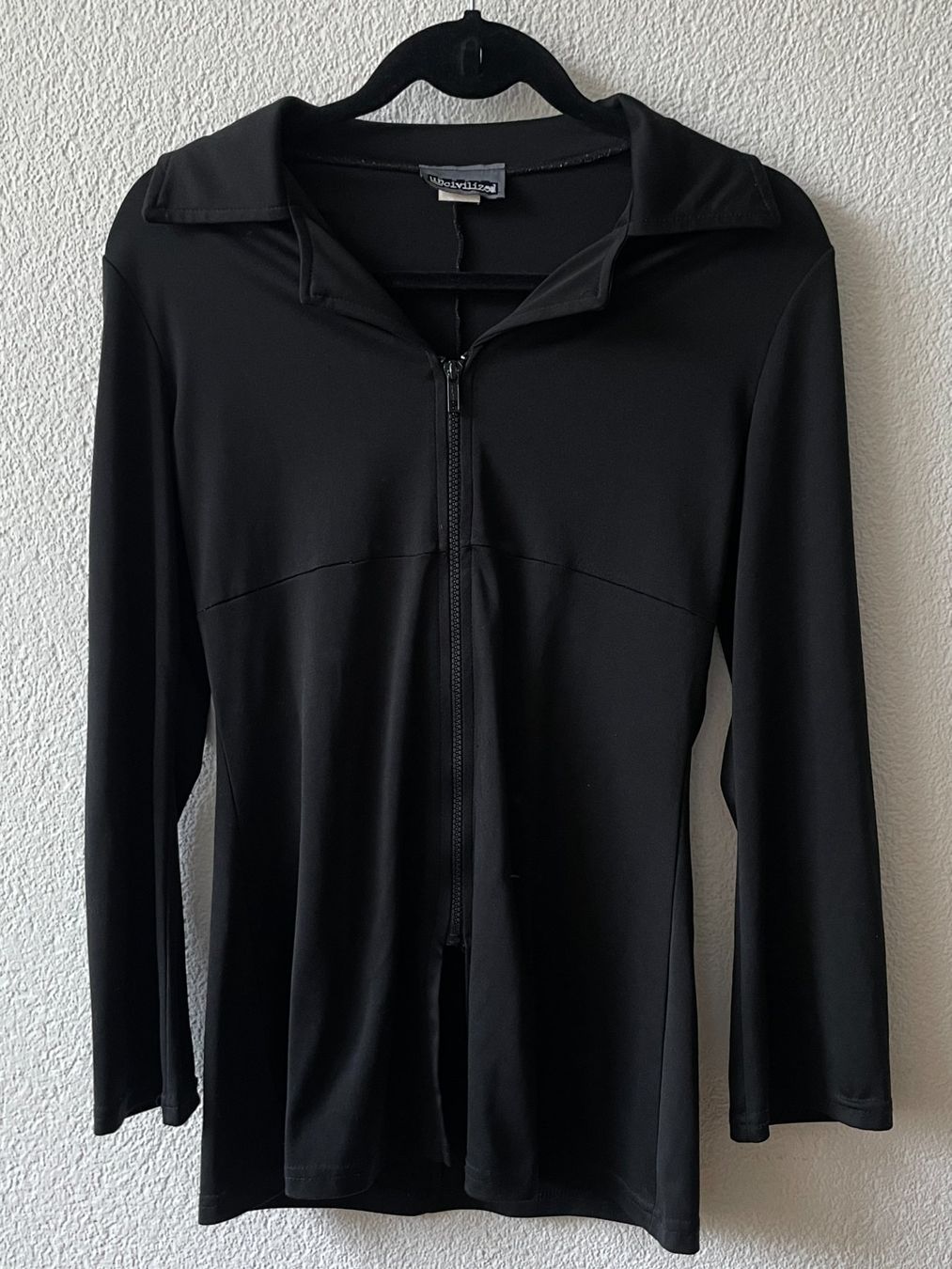 Tops: Schwarzes Shirt mit Reissverschluss – Gebraucht aus Uster von emm_px8k 1
