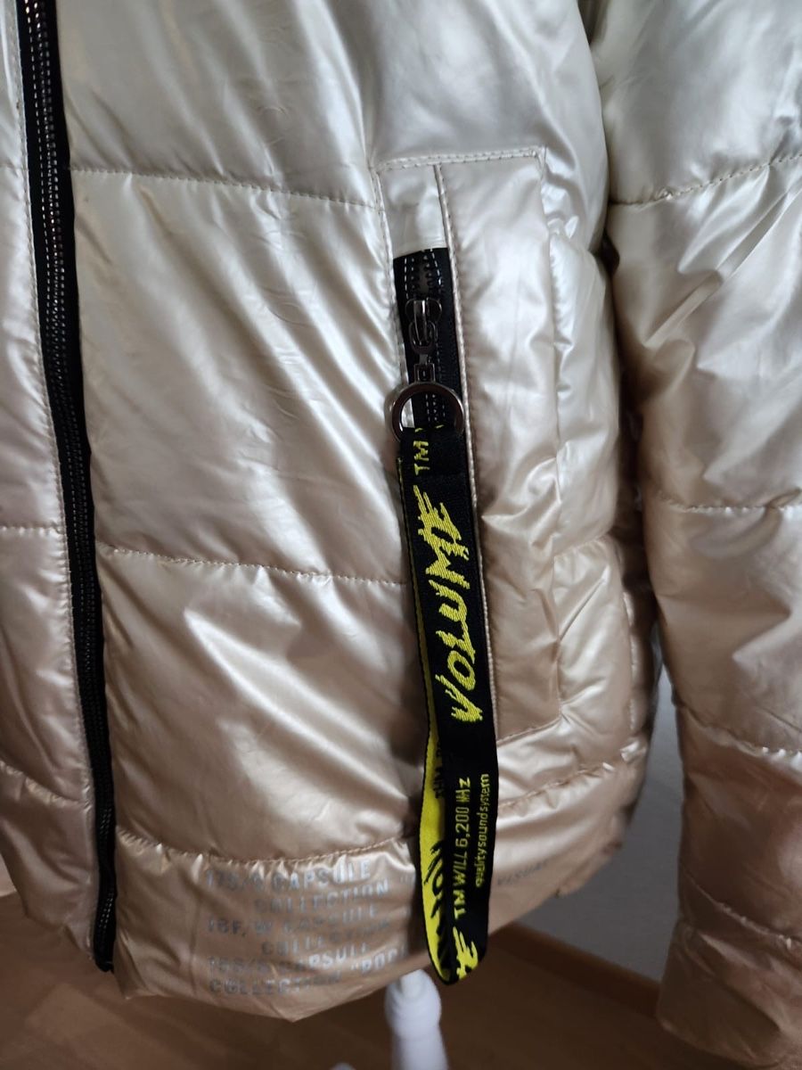 Giacche: Cream & Gold Puffer Jacket, Size S – Usato da Fällanden venduto da ekaterinatheissl 1