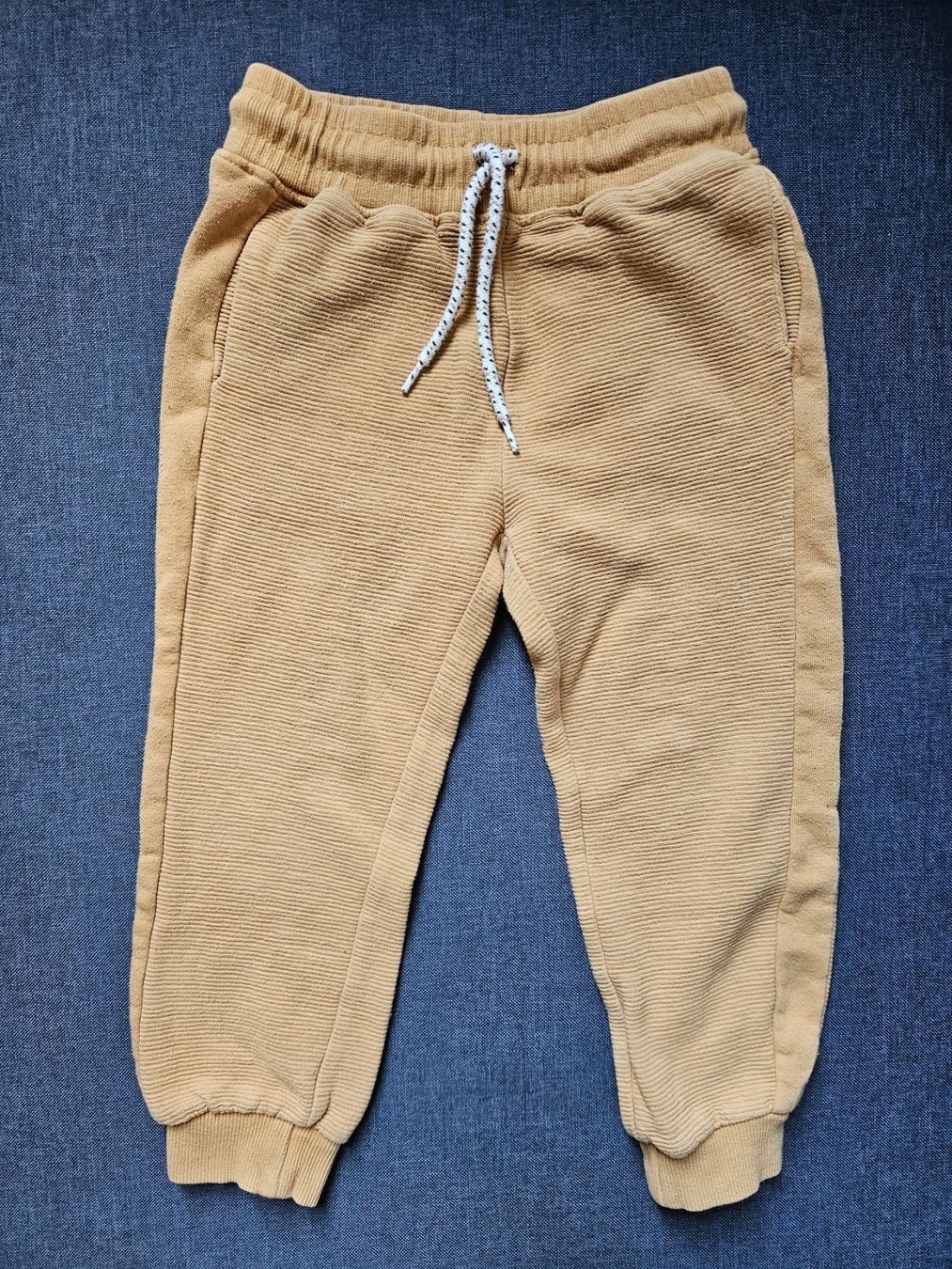 H&M Pantalons: Jogginghose Gr. 104 – D'occasion à Worb par jun_fj8w