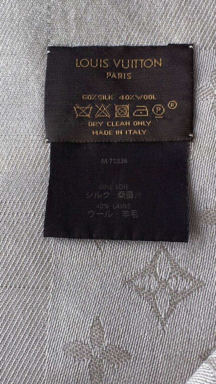 Louis Vuitton Foulard & Sciarpe: Louis Vuitton - Monogram Classic Tuch – Usato da Zürich venduto da JessGar 2