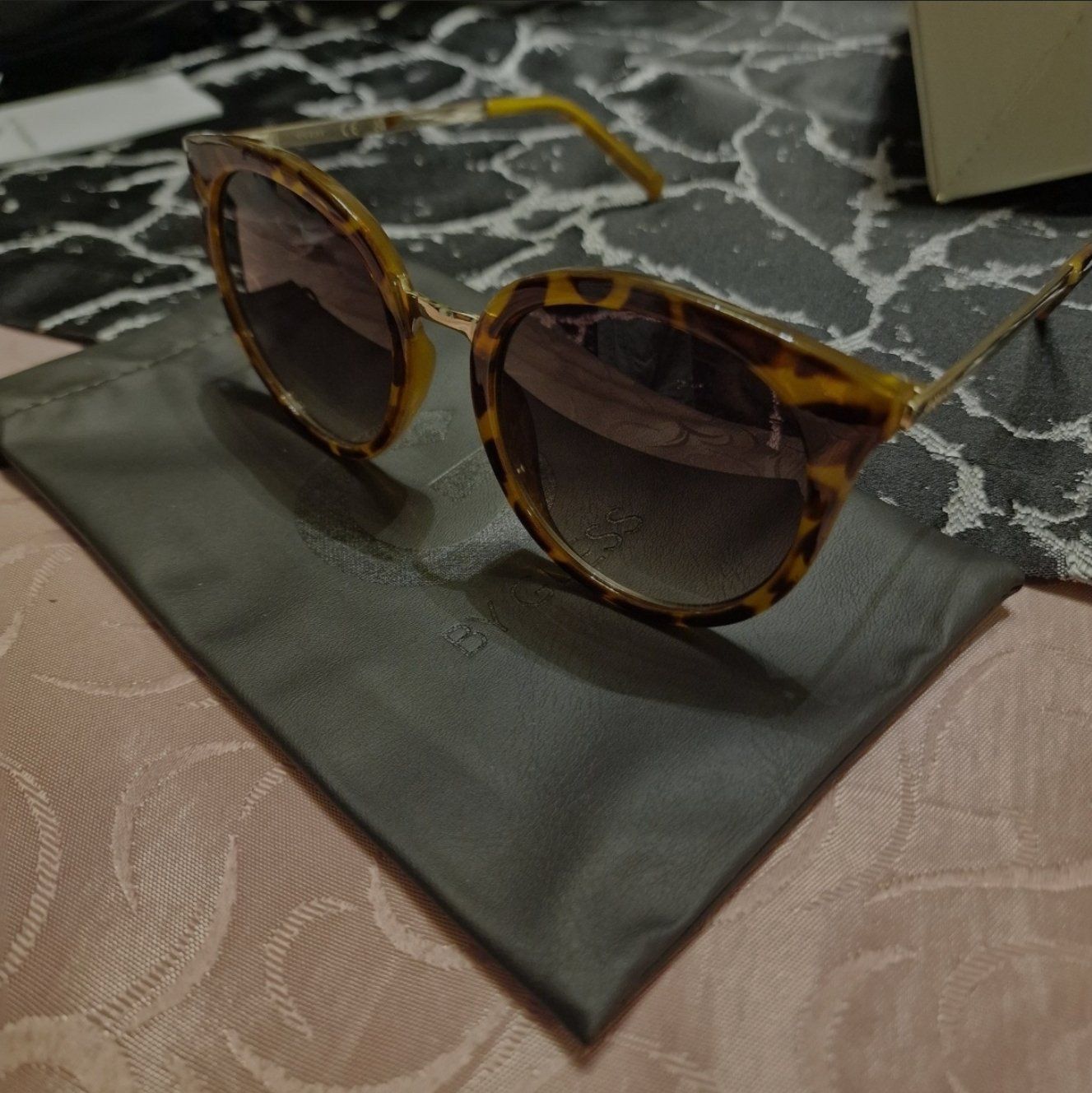 Guess Brillen & Gläser: Guess Sonnenbrille GF0324/s 52B – Neu und originalverpackt aus Oftringen von xRazer