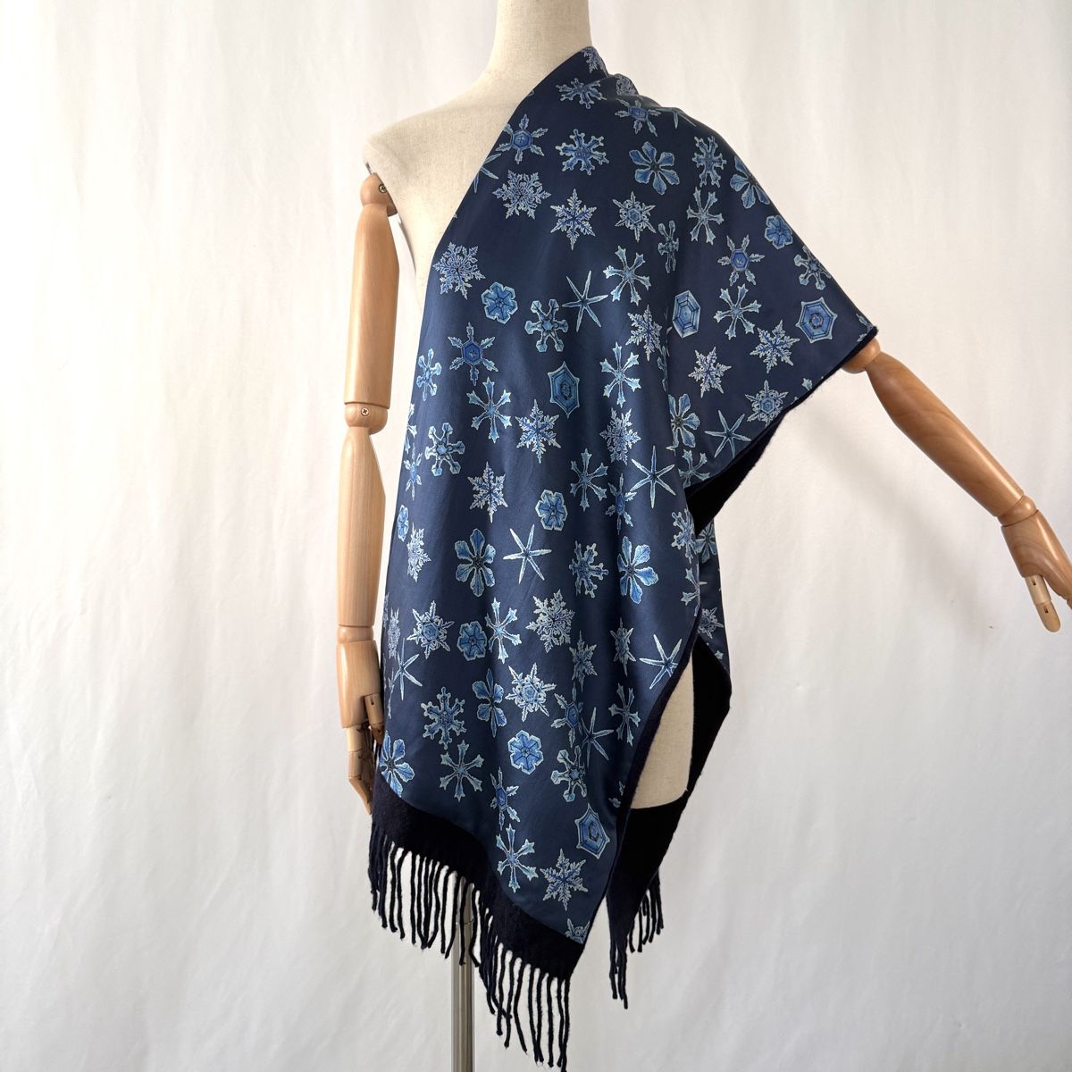 Fabric Frontline Foulard & Sciarpe: FABRIC FRONTLINE Silk & Cashmere Scarf – Nuovo (secondo la descrizione) da Emmen venduto da Colette-Juliette 1